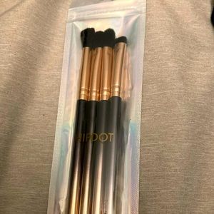 New. Sealed. Hipdot all eyes on me brush set